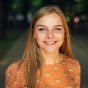女绿(男出轨)笔趣阁剑君1 专栏作者何雨桐的卡通头像，戴圆框眼镜、桌边放着笔记本