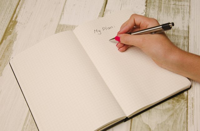 女绿(男出轨)笔趣阁剑君1 书桌上一本摊开的笔记，用不同颜色标记出章节类型与睡前适宜等级