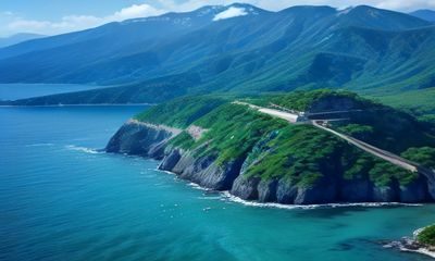 修炼流小说人物手持长剑立于山巅的插画，云海翻涌气势恢宏