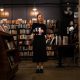 读者头像，一位戴眼镜的年轻男性在夜间阅读