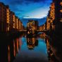 读者江城的头像，地铁车窗外的夜间城市灯光